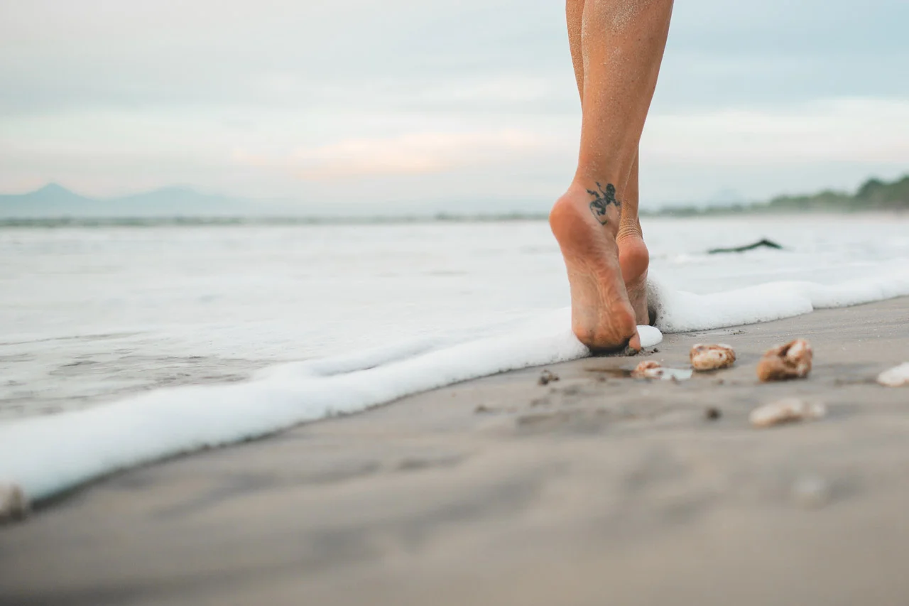 Tire os Sapatos e Conecte-se com a Natureza: Os Benefícios da Terapia de Andar Descalço na Praia